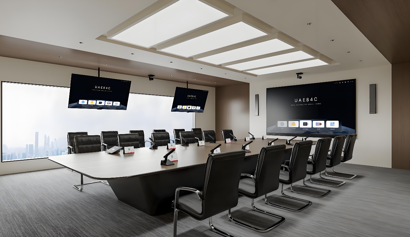 数据中心建设方案展示，现代化机房环境，整齐排列的服务器机柜，技术人员在操作，蓝色背景灯光